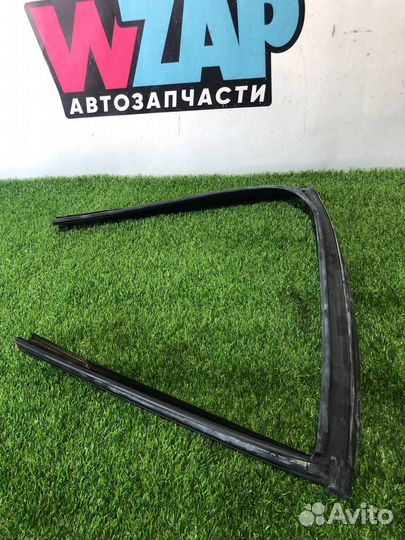 Уплотнитель стекла двери задний правый Alfa Romeo