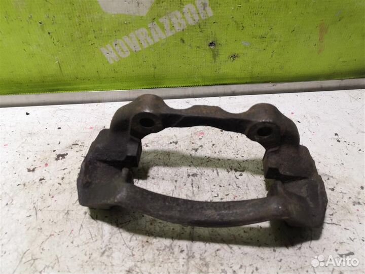 Скоба суппорта переднего Ауди 80 90 Б3
