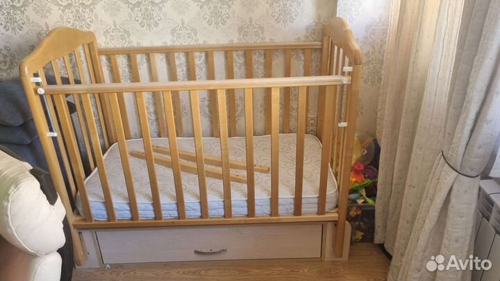 Детская кроватка с маятником