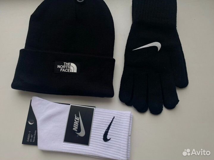 Шапка The North Face, перчатки Nike