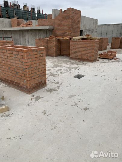 Каменщики на кирпич