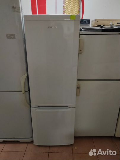 Узкий 54 см практически новый холодильник Веко