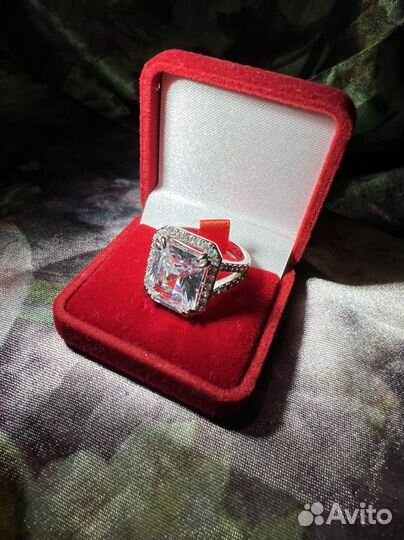 Кольцо с бриллиантом