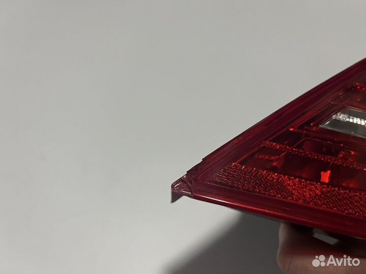 Правый стоп фонарь Mercedes W221 с дефектом