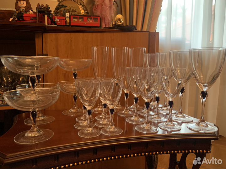 Рюмки и бокалы с синей каплей внутри