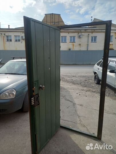 Дверь входная железная Б/У