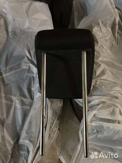 Подголовник заднего сидения