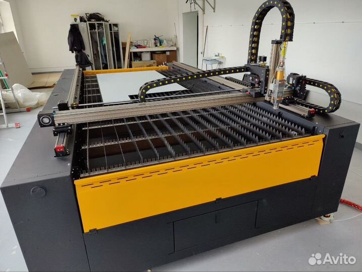 Оптоволоконный лазерный станок TauLaser 3015