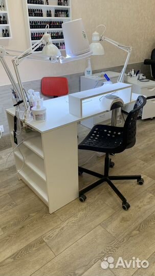 Маникюрный стол с вытяжкой