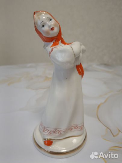 Статуэтка фарфоровая 