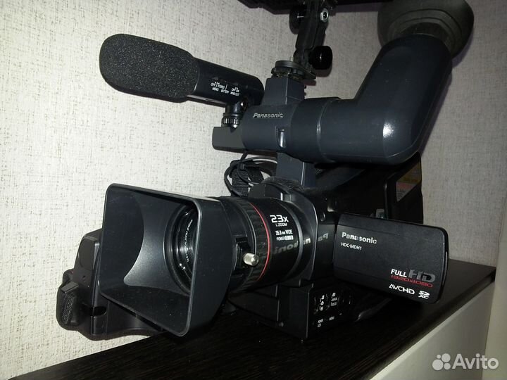 Профессиональная видеокамера
