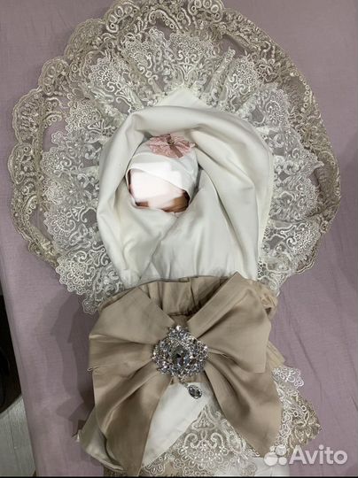 Одеяло-конверт на выписку с кружевом + брошь