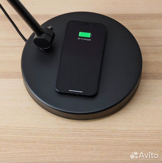 Настольная лампа IKEA nymane с беспроводной зарядк