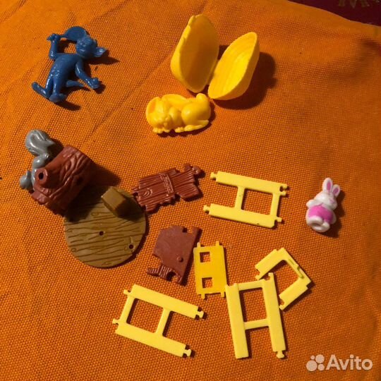 Россыпь деталей и фигурки из киндер сюрприза