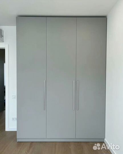 Шкаф распашной с полками