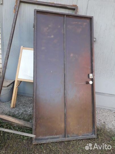 Металлическая дверь