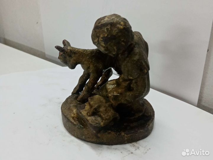 Статуэтка чугун Девочка с козленком. СССР