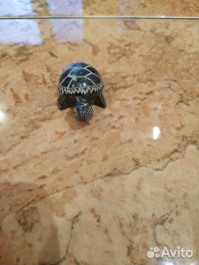 Черепаха маленькая из камня