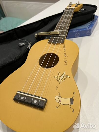 Укулеле с чехлом и каподастром