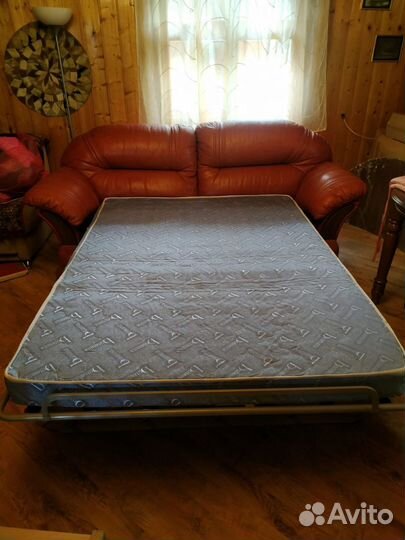 Кожаный диван фабрики 8 марта