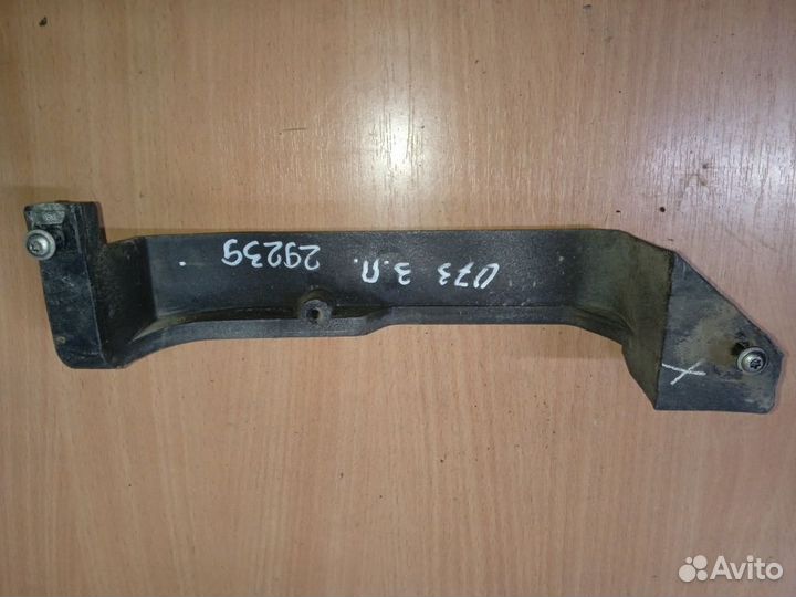 Renault Sandero I кронштейн двери задней