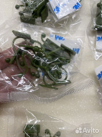 Крючок-зажим самоклеящийся