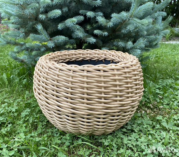 Кашпо из искусственного ротанга