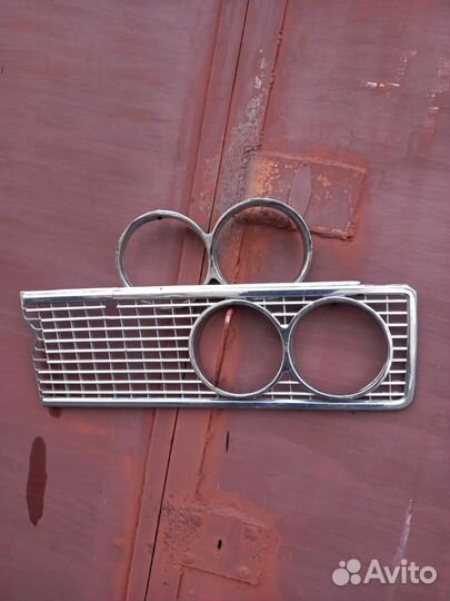 Левая половина решётки радиатора ваз 2103 и очки