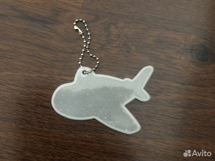 Светоотражатель в виде самолета от авиакомпании