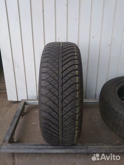 Goodyear Vector 4Seasons 215/60 R16