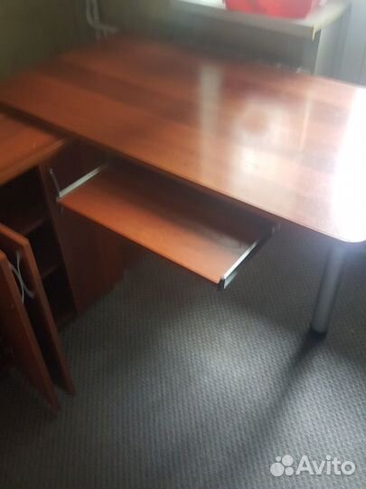 Офисный стол с тумбой