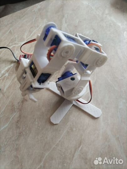 Робот манипулятор на сервах