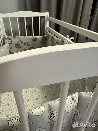 Кроватка с маятником и матрасом