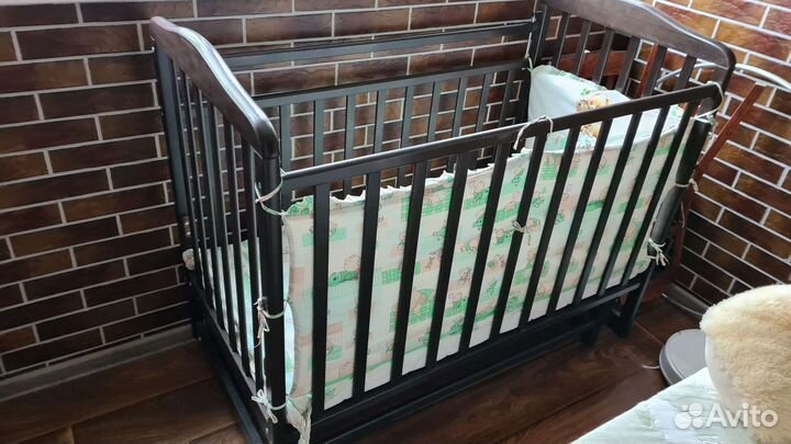 Детская кроватка с маятником,матрасом,подушкой