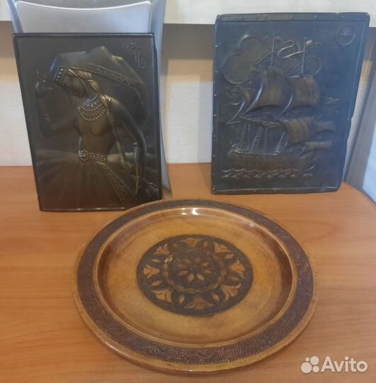 Две чеканки и тарелка дерево.Одним лотом