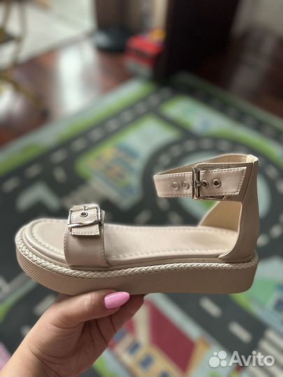 Сандалии новые