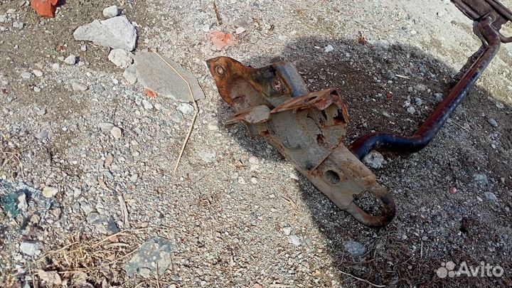 Штатная буксировочная проушина Mitsubishi Pajero 4