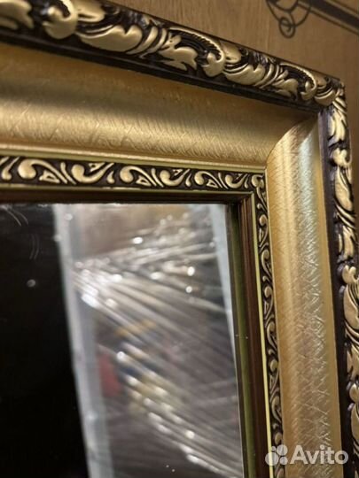 Зеркало в золотой раме