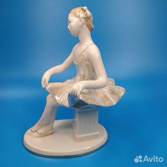 Фарфоровая статуэтка 