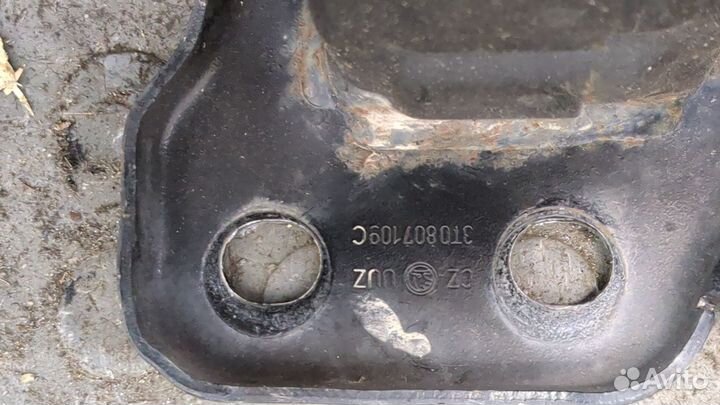 Усилитель бампера передний Skoda SuperB