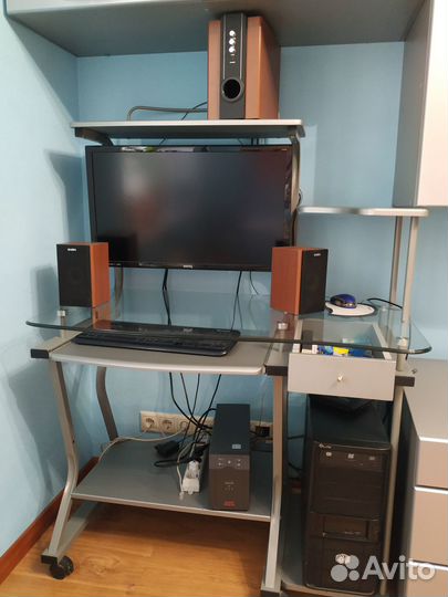 Компьютерный стол стеклянный