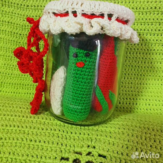 Огурцы вязаные в банке