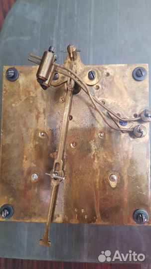 Настенные консольные часы с четвертным боем