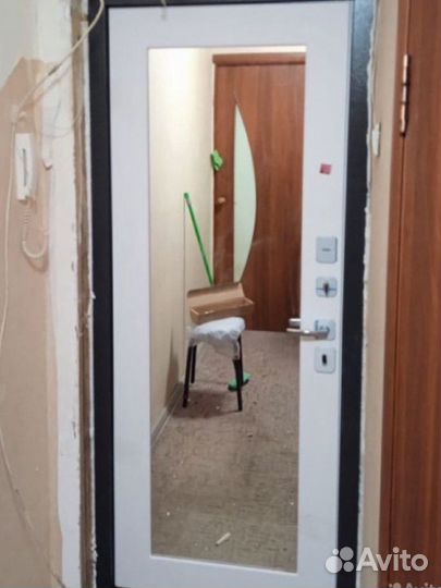 Дверь входная металлическая с зеркалом