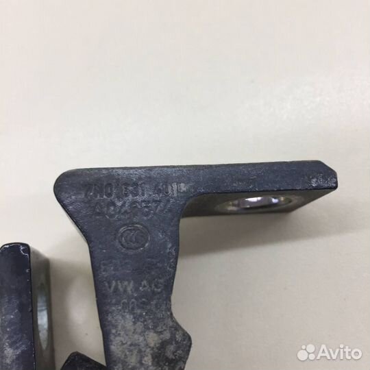 Петля двери Volkswagen Polo MK5 2011-2020