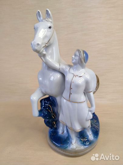 Статуэтка Колхозница с конём/с лошадью Гжель
