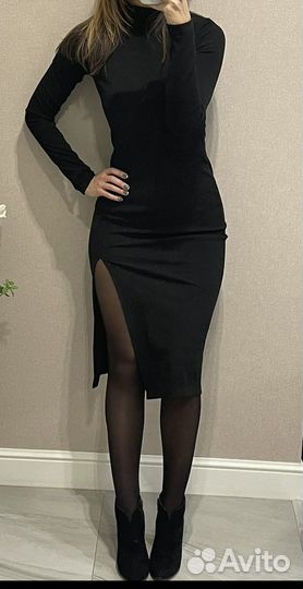 Платье с эффектным разрезом на ноге