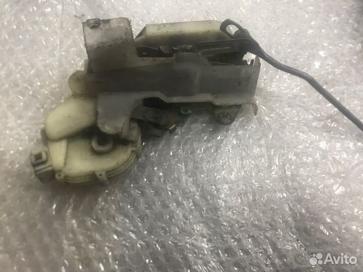 Замок двери передний правый Mitsubishi Galant EA1