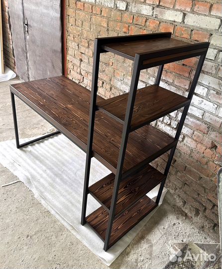 Компьютерный стол с полками