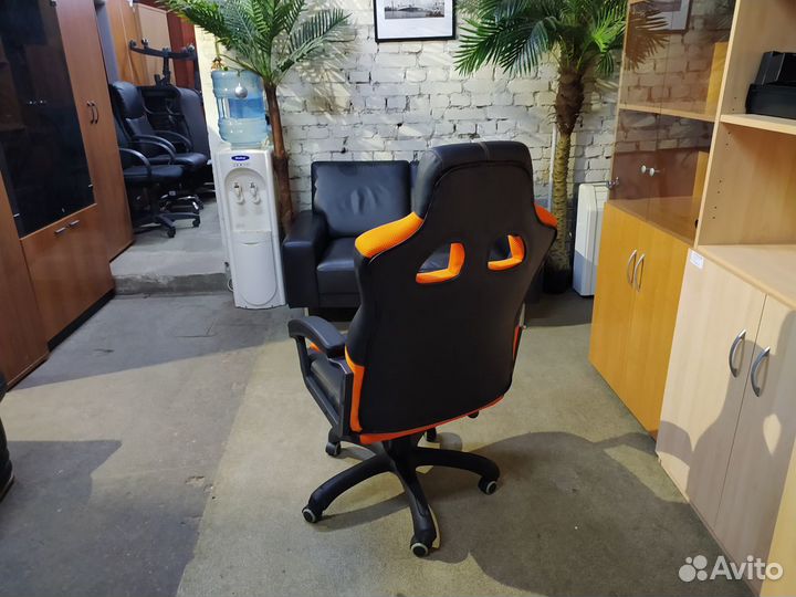 Кресло руководителя Дик новое (оранжевый)